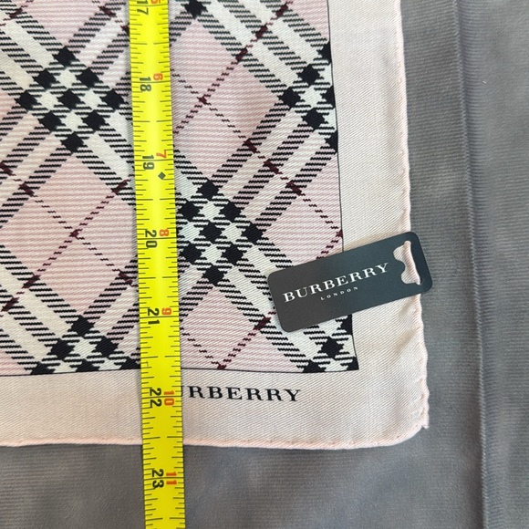 NWT Burberry Scarf - Picture 7 of 7